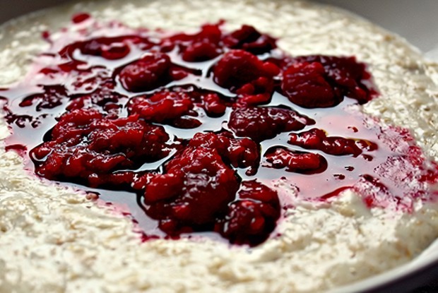 Овсяная каша на молоке с вареньем