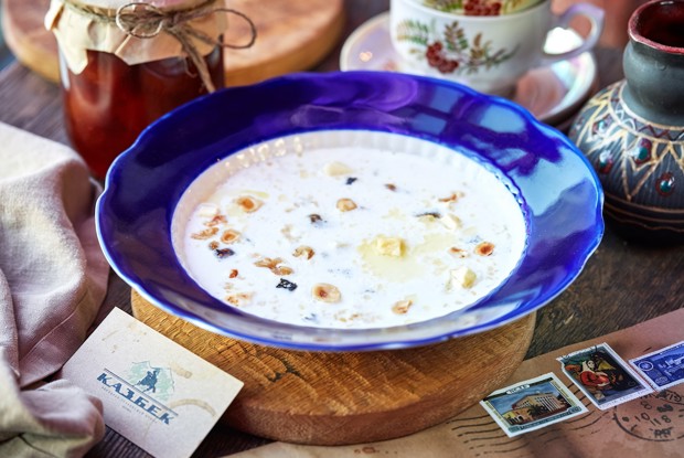 Овсяная каша с грецким орехом и сухофруктами