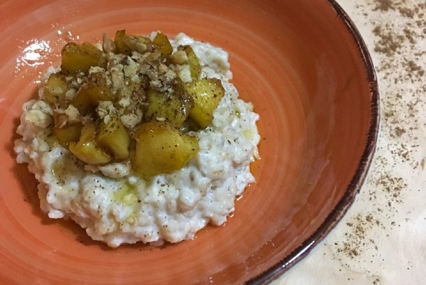 Овсяная каша с карамелизированными яблоками