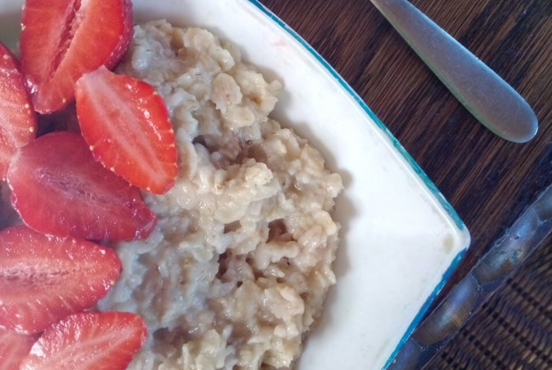 Овсяная каша с клубникой