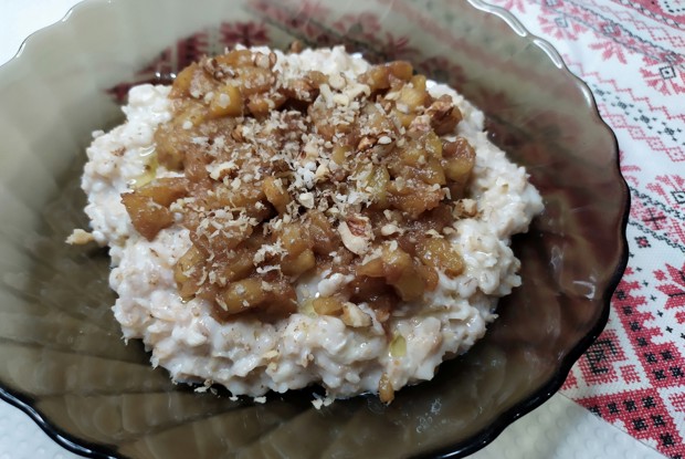 Овсяная каша с томленым яблоком и орешками