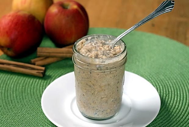 Овсянка в банке с яблоком и корицей