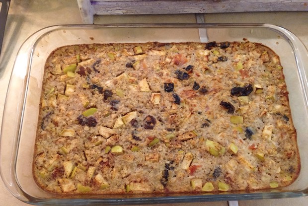 Овсянка, запечёная с яблоками, корицей и сухофруктами