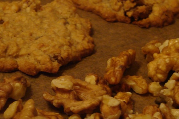 Овсяное ароматное печенье с медом, грецкими орехами, изюмом