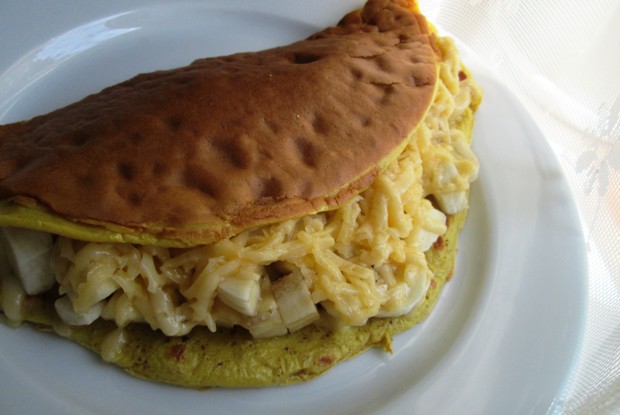 Овсяный блин с бананом и сыром