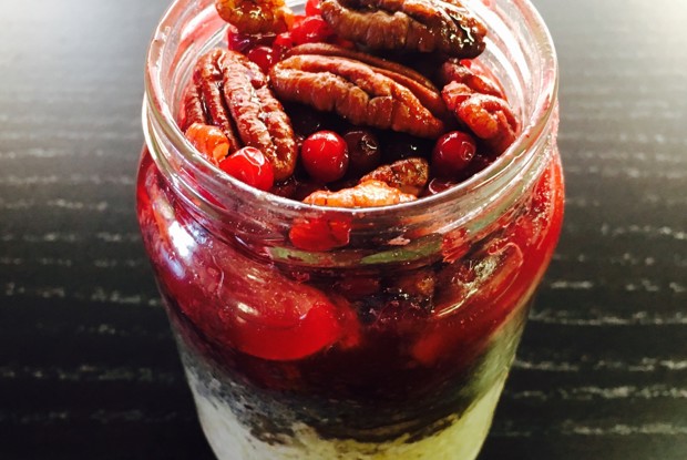 Овсяный завтрак с брусникой и пеканом