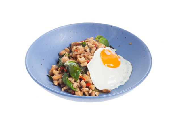 Тайская жареная курица пад-капао