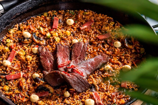 Паэлья с говядиной и беконом