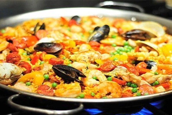 Паэлья с курицей, варено-копченой говядиной и морепродуктами