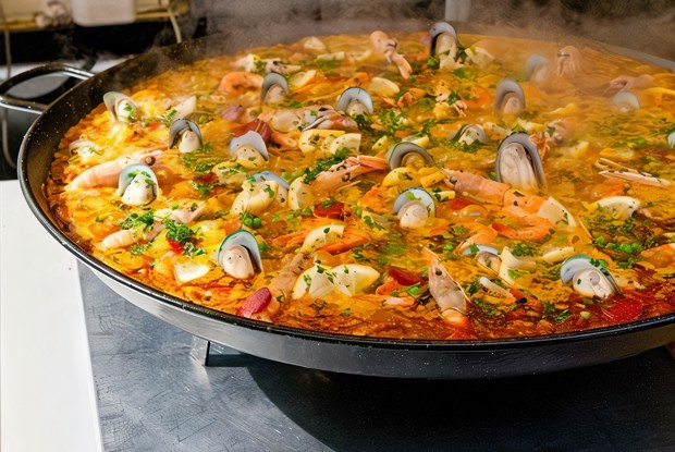 Паэлья с морепродуктами и чоризо