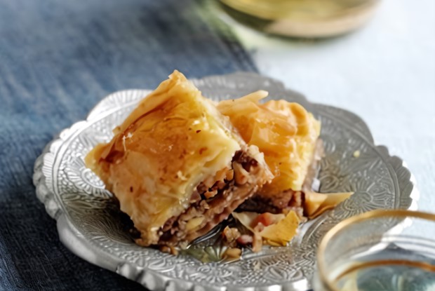 Пахлава с медово-розовым сиропом