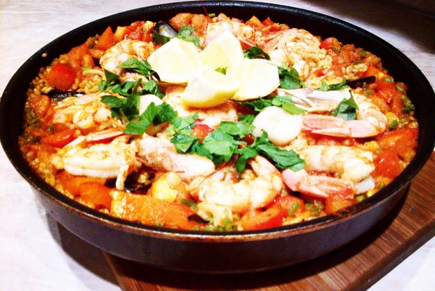 Паэлья с каракатицей, кальмарами и креветками