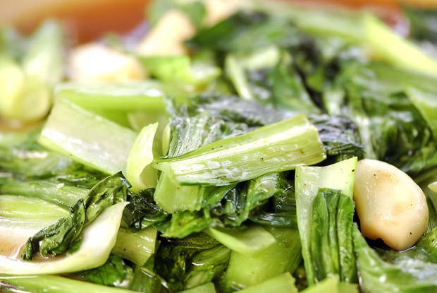 Пак-чой с зеленым луком и кешью