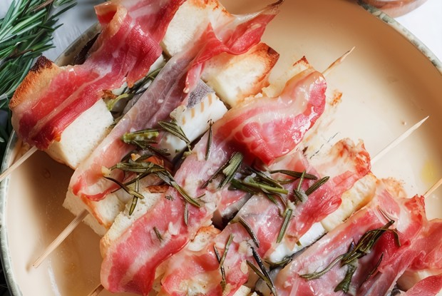 Блюдо в аэрогриле – палтус на шпажках с хлебом и беконом