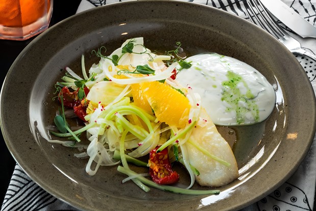 Палтус с салатом из фенхеля и йогуртом