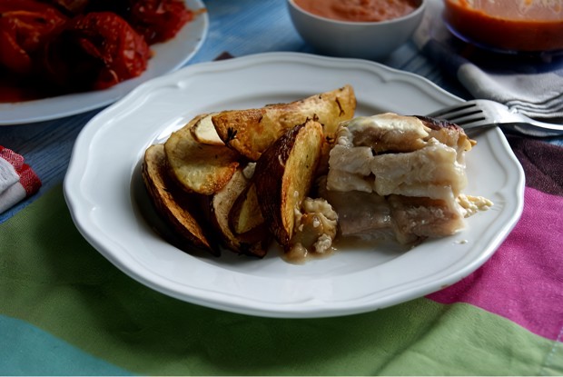 Пангасиус запеченный с яблоками и корицей в сливках