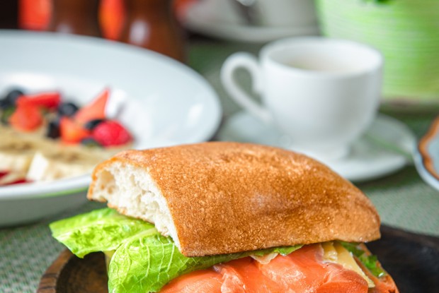 Панини с копченым лососем и сливочным сыром