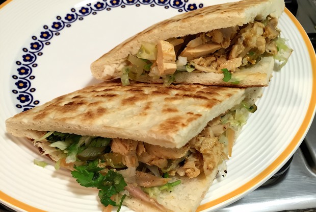 Панини с курицей и солеными огурцами