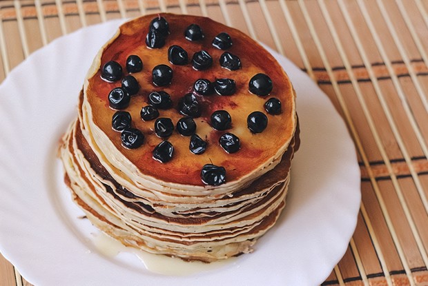 Панкейк с медом и черникой