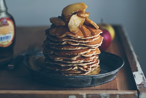 Панкейки с яблоками, корицей и кленовым сиропом