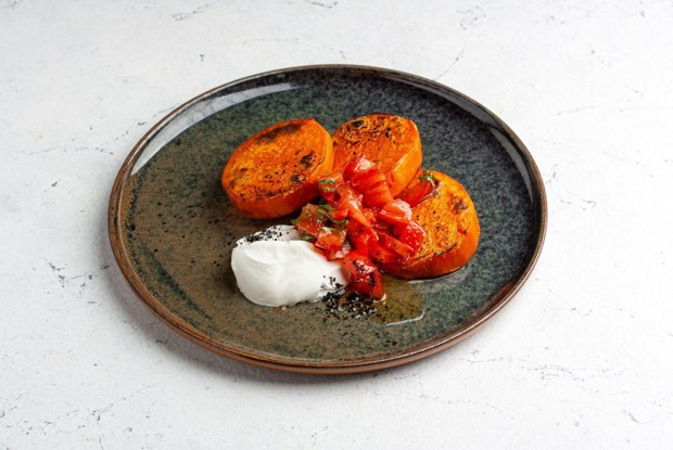 Панкейки из батата с постной сметаной и помидорами конкасе