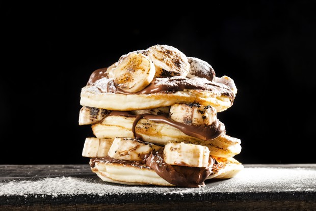 Панкейки с бананами и соленой карамелью