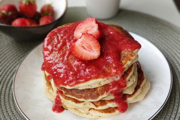 Панкейки с клубничным соусом