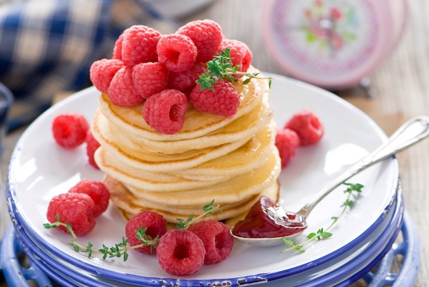 Панкейки с малиновым джемом