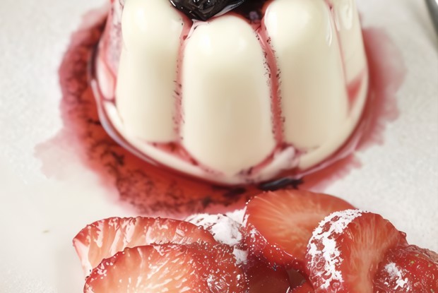 Панна-котта с черничным компотом