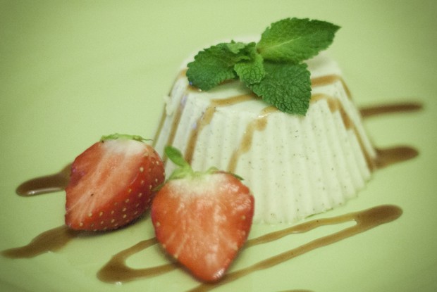 Панна-котта с карамельным сиропом