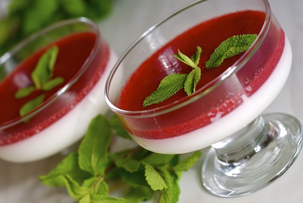 Панна-котта с клубничным соусом (быстрый способ)