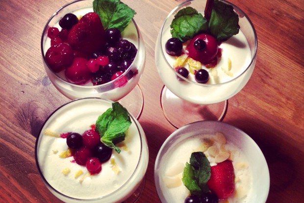 Панна-котта с клубникой и мятой