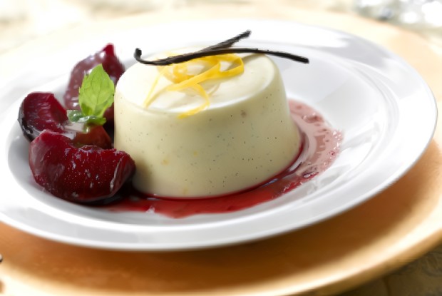Панна-котта с миндальным соусом