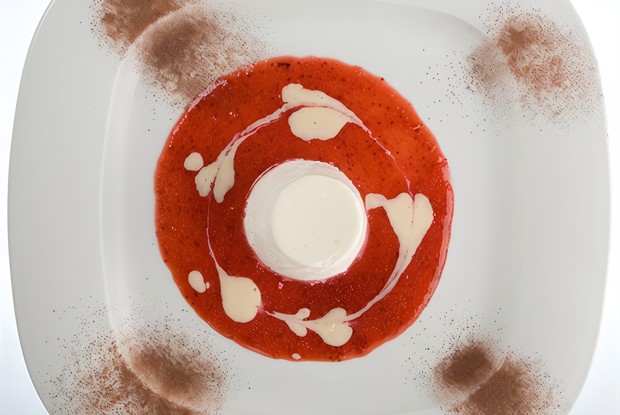 Панна-котта с пахтой, клубникой и черным перцем