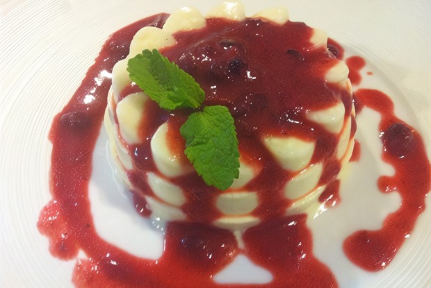 Панна-котта с ягодным соусом.