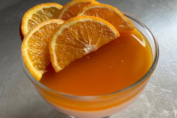 Панна-котта с желе из маракуйи