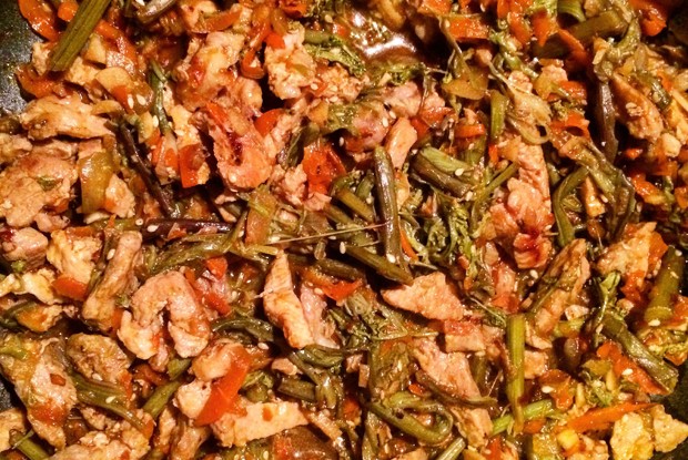 Папоротник со свининой в соевом соусе