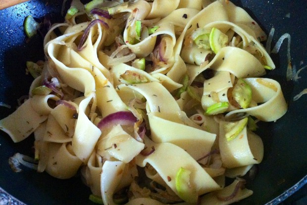 Паппарделле с карамелизованным луком и пармезаном