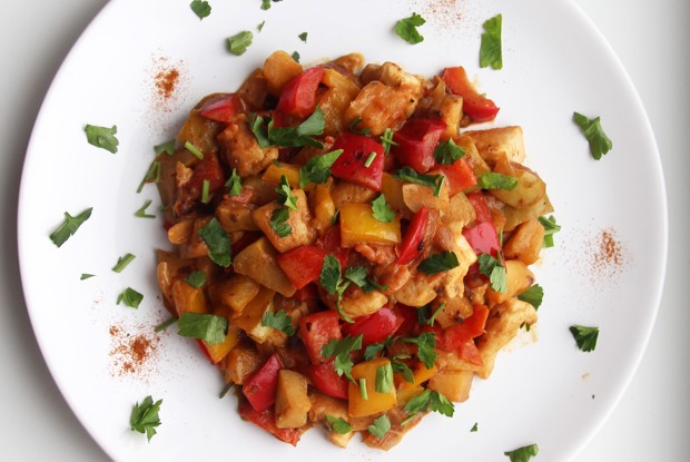 Паприкаш с зелеными яблоками из курицы