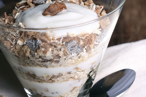 Парфе с йогуртом и гранолой