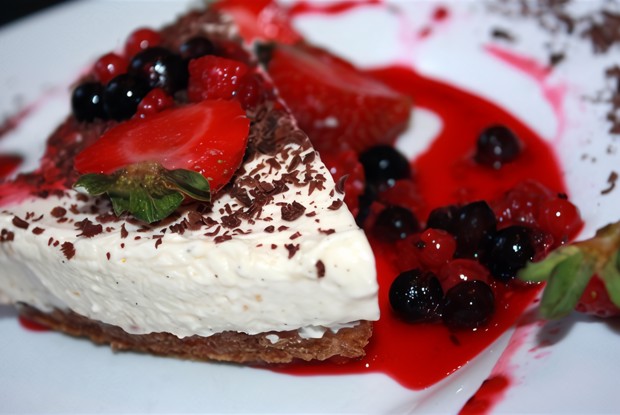 Парфе с соусом из лесных ягод