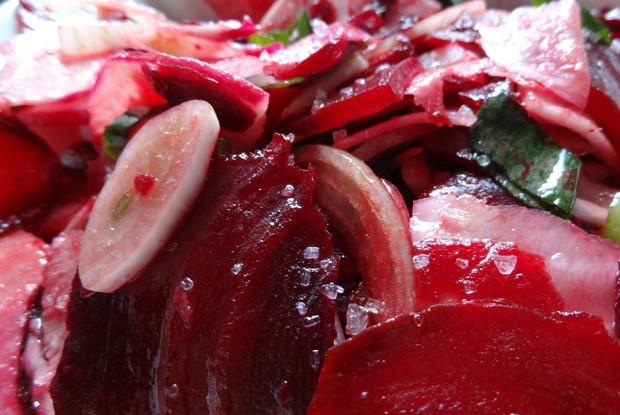 Парижский салат со свеклой и редисом