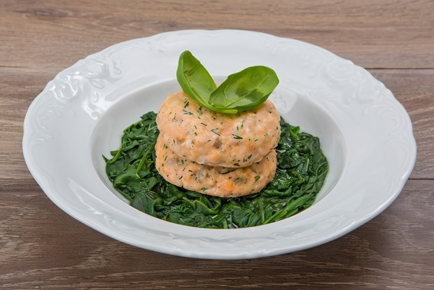 Паровые рыбные котлеты со шпинатом