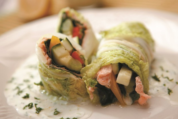 Паровые рулеты из семги с овощами и зеленью с соусом из натурального йогурта