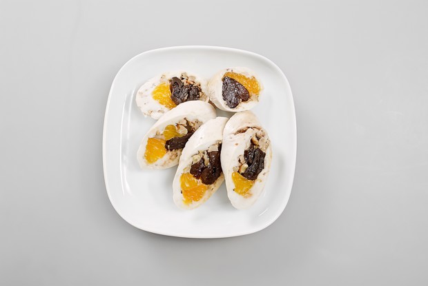 Паровой куриный рулет с мандаринами и черносливом