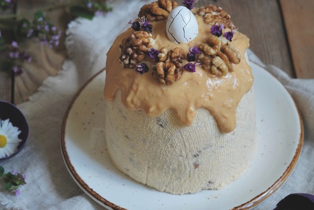 Пасха с вареной сгущенкой  и грецкими орехами