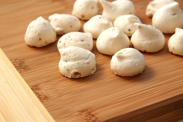 Пасхальные меренги с орехами пекан