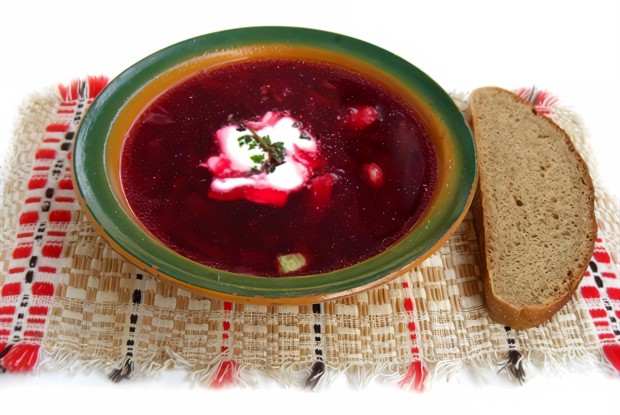 Пасхальный свекольный суп со сливочным хреном