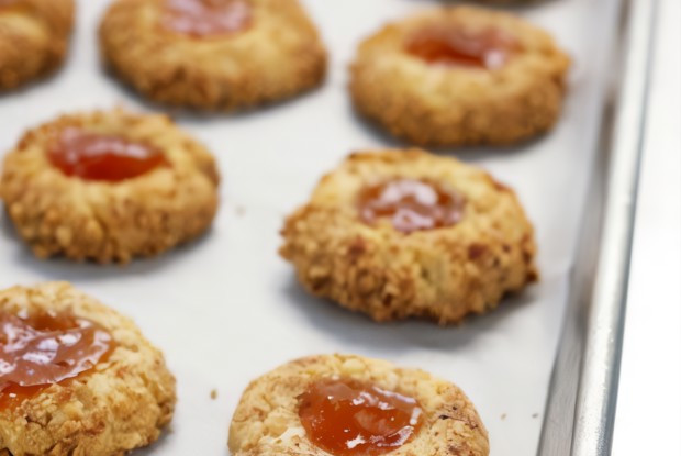 Пасхальное миндальное печенье с джемом