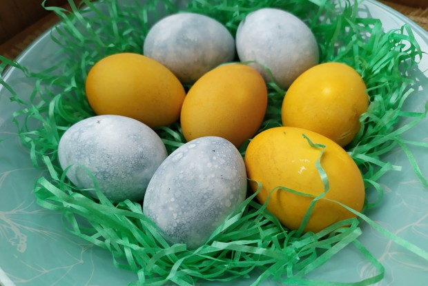 Пасхальные яйца, окрашенные в каркаде и куркуме
